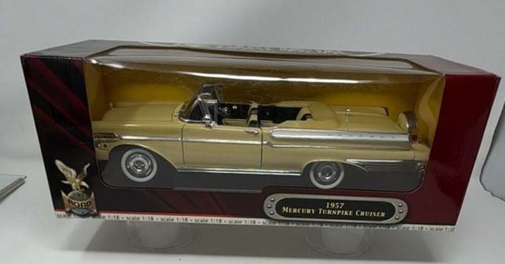 Road Signature Fairfield Mint 1957 Mercury Turnpike Cruiser Yellow 1:18 Scale Di